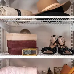 En garderob fylld med inspiration: hattar, skor, smyckeskrin och en väska.