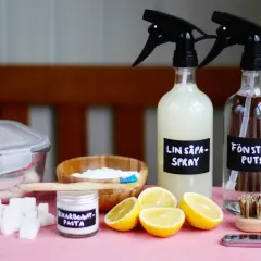 Bikarbonatpasta och citroner för rengöring. En burk med bikarbonatpasta, en borste och sprayflaskor för hemmagjorda rengöringsmedel.
