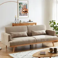 En ljus och luftig salong med soffa, soffbord och golvlampa i klassisk nordisk design.