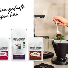 Johan & Nyström presenterar sina bryggkaffen. En hand mäter upp kaffepulver för perfekt kaffe dosering.