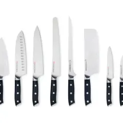 En samling knivar, ett knivset bäst i test, med svarta handtag och blanka blad i olika storlekar och former.