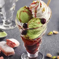 Grön glass med körsbär och visp, toppad med pistagenötter. Ett perfekt pacojet recept för en lyxig dessert.