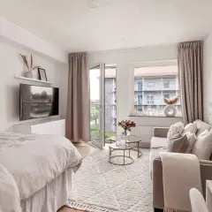 Mysig etta på 30 kvm med dubbelsäng, soffgrupp och balkongdörr. Perfekt för att inreda en etta med stil och funktion.