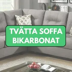 Grå hörnsoffa med dekorativa kuddar. Texten "Tvätta soffa bikarbonat" antyder en rengöringsmetod.