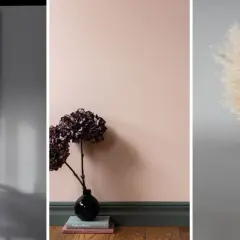 Triptyk med svartvit tavla, mörk hortensia i svart vas mot ljusrosa vägg och ett strå av pampasgräs. En inspirerande pastell inredning.
