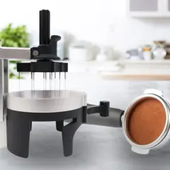 Verktyg för att brygga kaffe manuellt. Nålar sprider ut kaffepulvret jämnt i portafiltret.