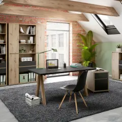 Mysigt hemmakontor med tegelvägg, träbjälkar och takfönster. Svart skrivbord med laptop och grön lampa ger inspiration.