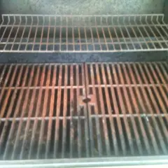 Ett rostigt grillgaller väntar på sommarens första grillning.