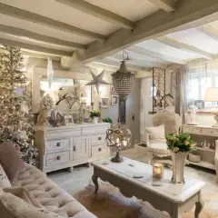 Ett mysigt vardagsrum med shabby chic inredning, julgran och bekväm soffa.