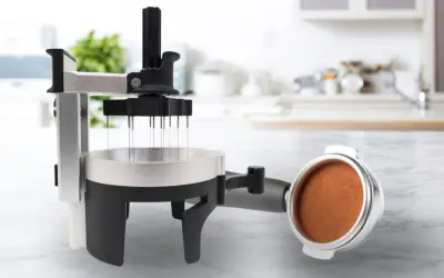 Verktyg för att brygga kaffe manuellt. Nålar sprider ut kaffepulvret jämnt i portafiltret.
