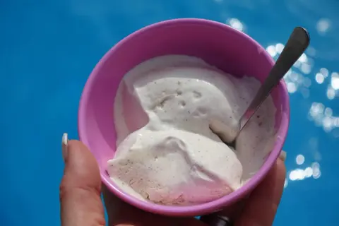 Mjukglass recept med glassmaskin ger krämig vaniljglass med prickar av vaniljstång. Perfekt för varma sommardagar.