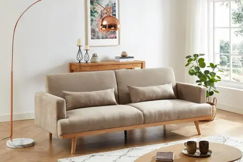 En ljus och luftig salong med soffa, soffbord och golvlampa i klassisk nordisk design.