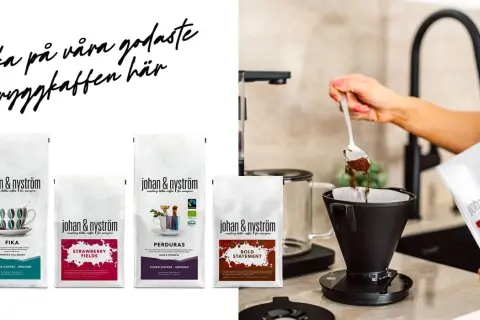 Johan & Nyström presenterar sina bryggkaffen. En hand mäter upp kaffepulver för perfekt kaffe dosering.