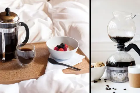En fransk presskanna och en sifonbryggare visar hur man kan koka kaffe på spis för en lyxig frukost.