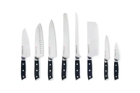 En samling knivar, ett knivset bäst i test, med svarta handtag och blanka blad i olika storlekar och former.