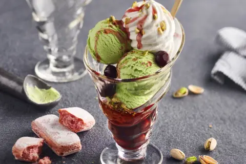 Grön glass med körsbär och visp, toppad med pistagenötter. Ett perfekt pacojet recept för en lyxig dessert.