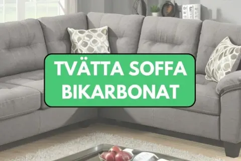Grå hörnsoffa med dekorativa kuddar. Texten "Tvätta soffa bikarbonat" antyder en rengöringsmetod.