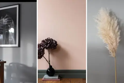 Triptyk med svartvit tavla, mörk hortensia i svart vas mot ljusrosa vägg och ett strå av pampasgräs. En inspirerande pastell inredning.