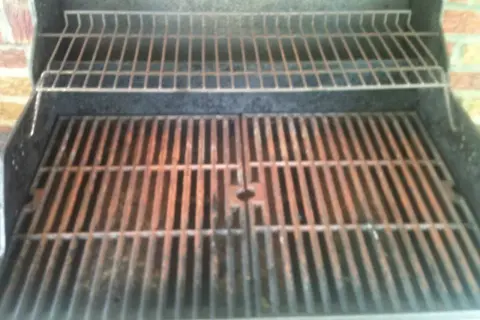 Ett rostigt grillgaller väntar på sommarens första grillning.