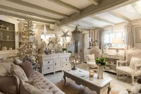 Ett mysigt vardagsrum med shabby chic inredning, julgran och bekväm soffa.