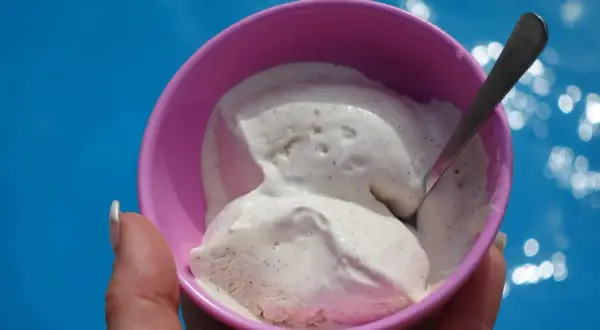 Mjukglass recept med glassmaskin ger krämig vaniljglass med prickar av vaniljstång. Perfekt för varma sommardagar.