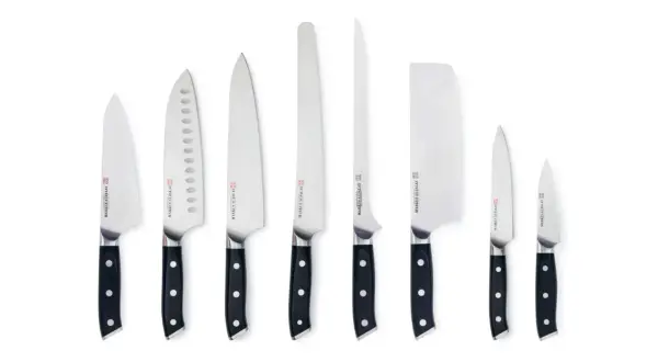 En samling knivar, ett knivset bäst i test, med svarta handtag och blanka blad i olika storlekar och former.