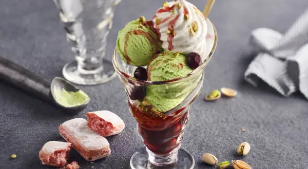 Grön glass med körsbär och visp, toppad med pistagenötter. Ett perfekt pacojet recept för en lyxig dessert.