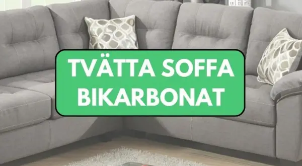 Grå hörnsoffa med dekorativa kuddar. Texten "Tvätta soffa bikarbonat" antyder en rengöringsmetod.