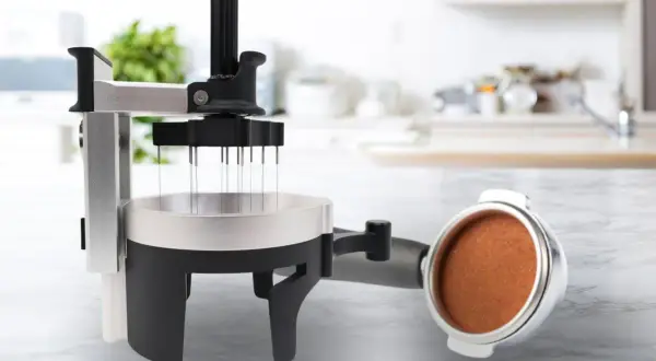 Verktyg för att brygga kaffe manuellt. Nålar sprider ut kaffepulvret jämnt i portafiltret.