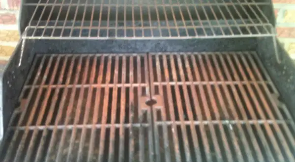 Ett rostigt grillgaller väntar på sommarens första grillning.