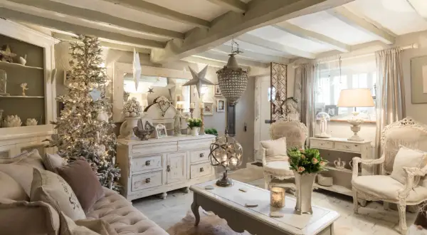 Ett mysigt vardagsrum med shabby chic inredning, julgran och bekväm soffa.