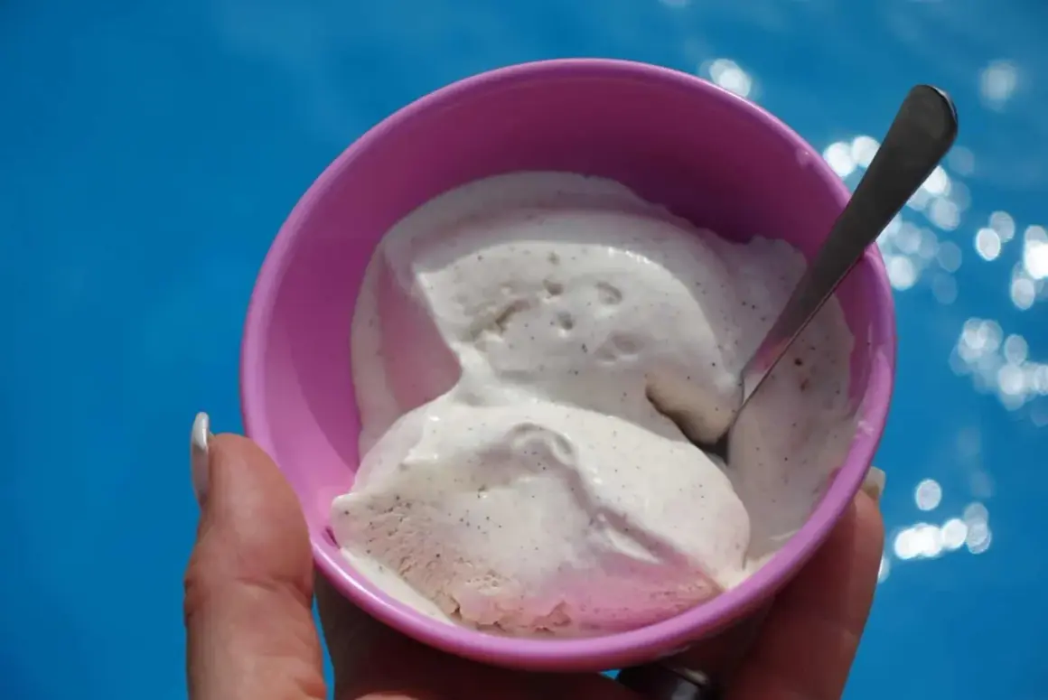 Mjukglass recept med glassmaskin ger krämig vaniljglass med prickar av vaniljstång. Perfekt för varma sommardagar.