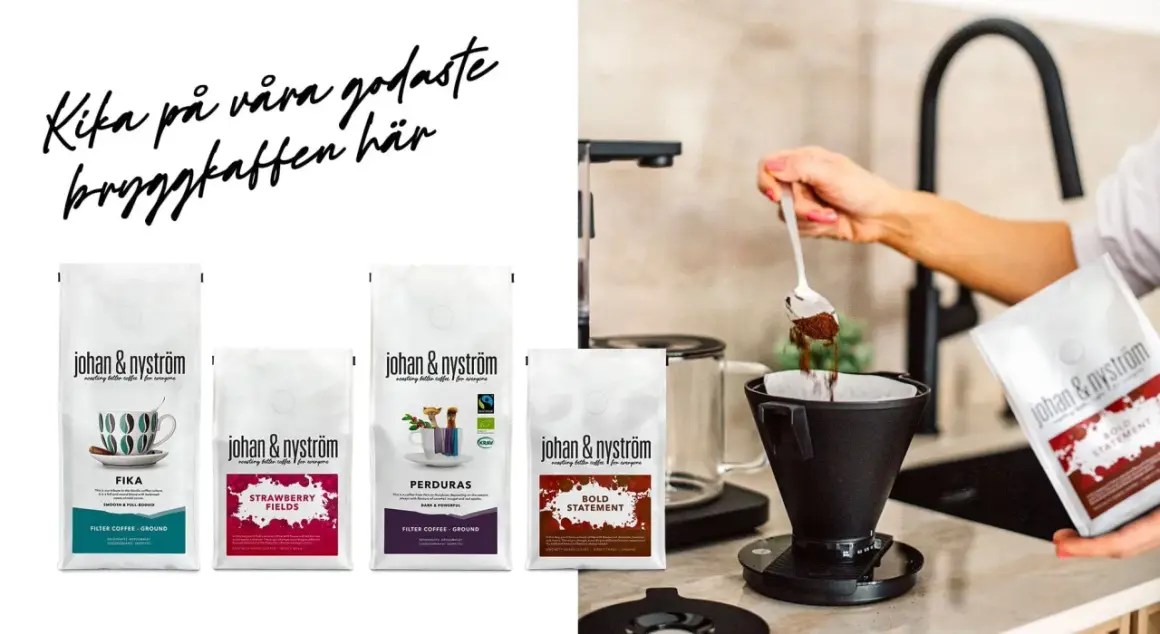 Johan & Nyström presenterar sina bryggkaffen. En hand mäter upp kaffepulver för perfekt kaffe dosering.
