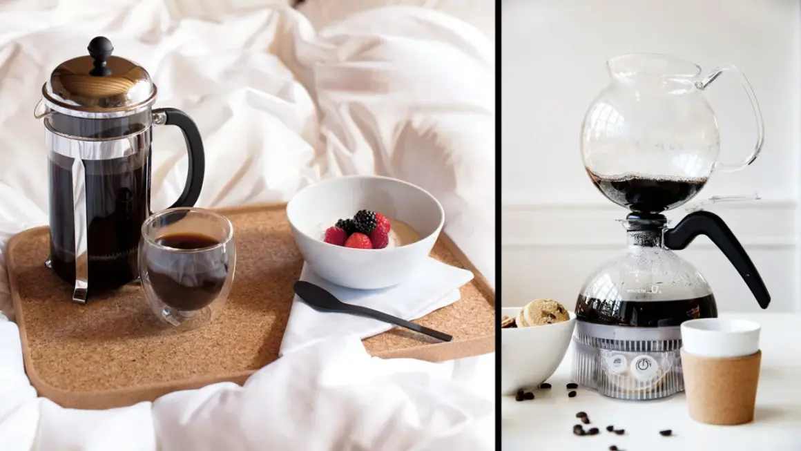 En fransk presskanna och en sifonbryggare visar hur man kan koka kaffe på spis för en lyxig frukost.