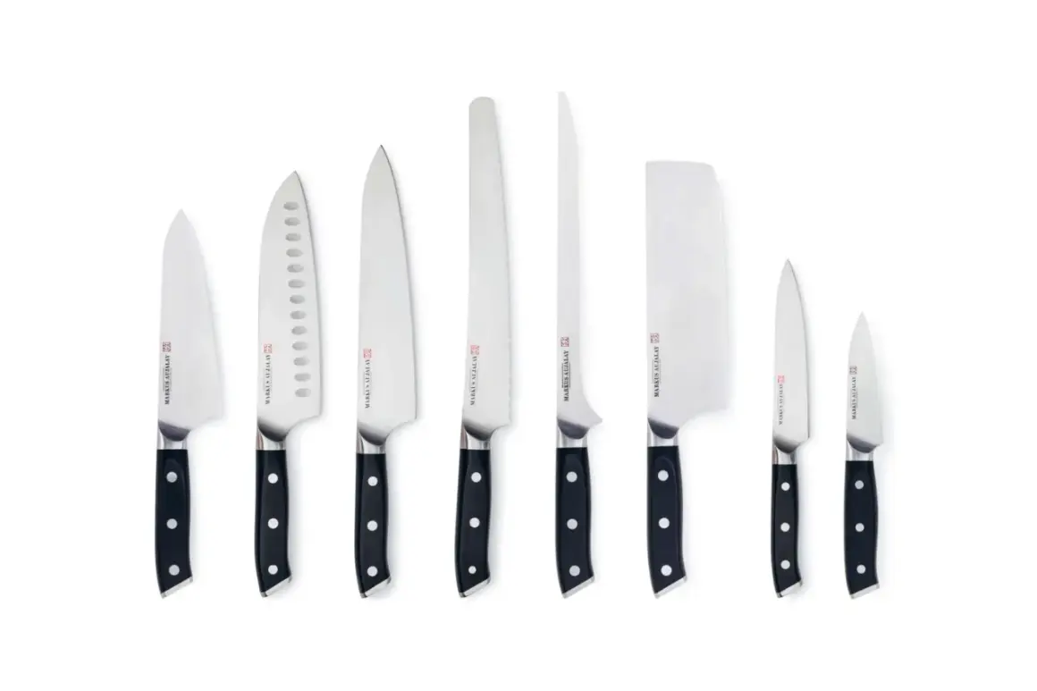 En samling knivar, ett knivset bäst i test, med svarta handtag och blanka blad i olika storlekar och former.
