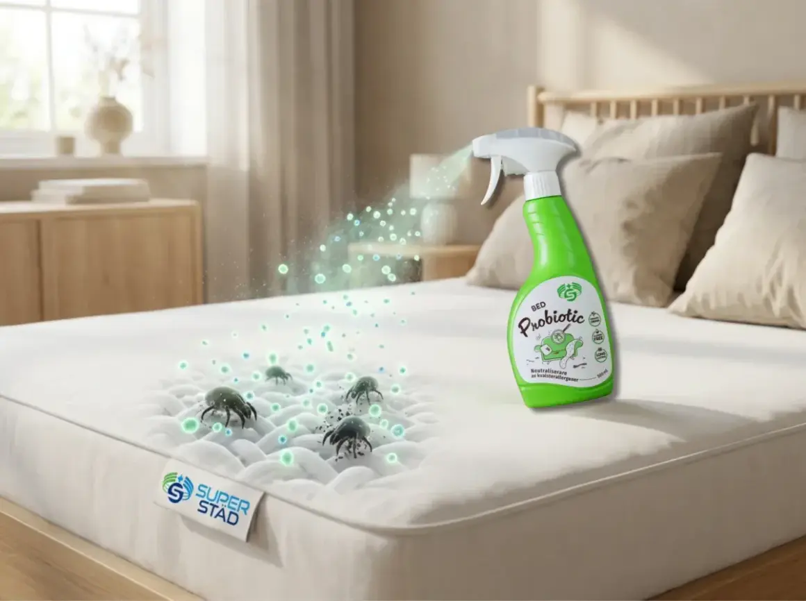 En grön sprayflaska med "Bed Probiotic" sprutar på en madrass där man kan se kvalster.