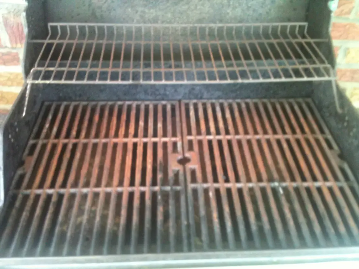 Ett rostigt grillgaller väntar på sommarens första grillning.