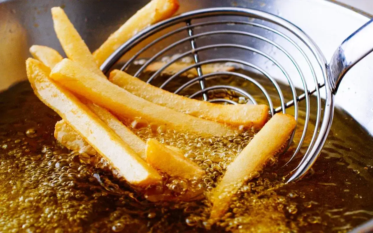 Pommes frites friteras i het olja. Den perfekta frityr temp. ger gyllene och krispiga pommes.