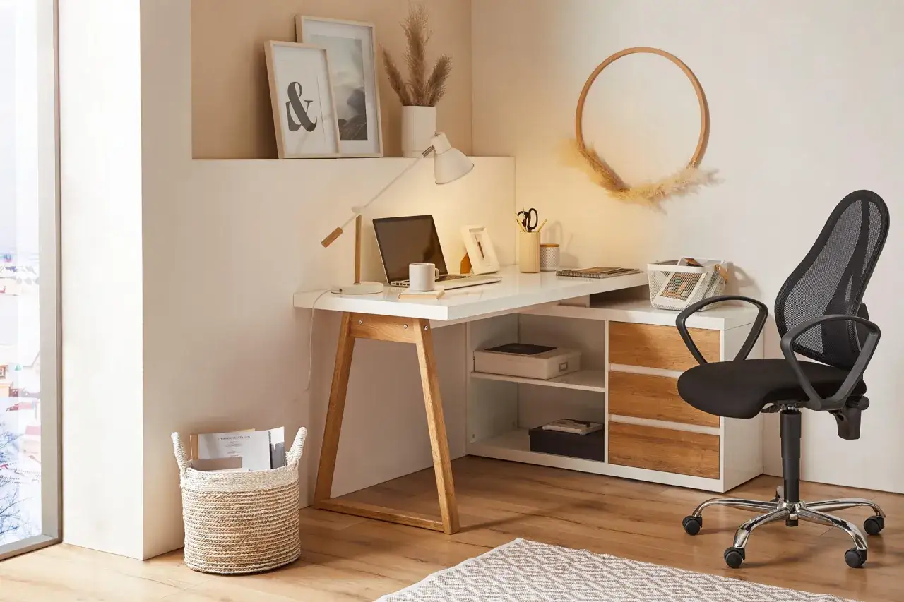 Snyggt hemmakontor med vit skrivbord, laptop, lampa och en bekväm kontorsstol. Inspiration för ditt eget arbetsrum.