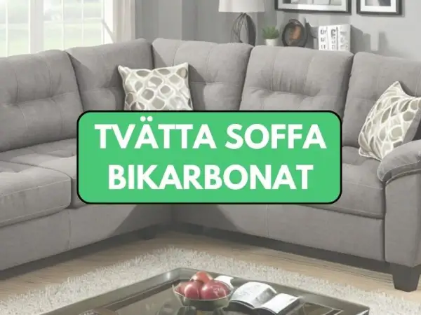 Grå hörnsoffa med dekorativa kuddar. Texten "Tvätta soffa bikarbonat" antyder en rengöringsmetod.