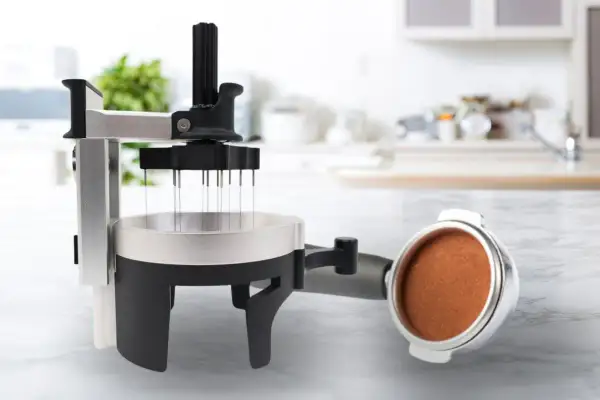 Verktyg för att brygga kaffe manuellt. Nålar sprider ut kaffepulvret jämnt i portafiltret.