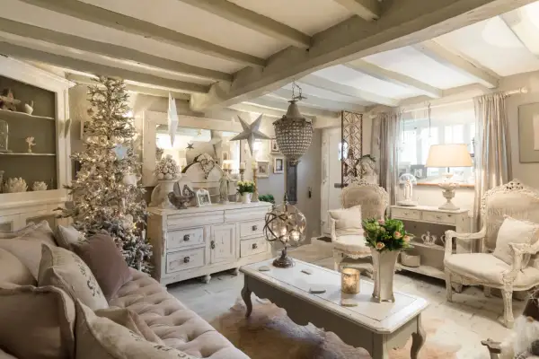 Ett mysigt vardagsrum med shabby chic inredning, julgran och bekväm soffa.